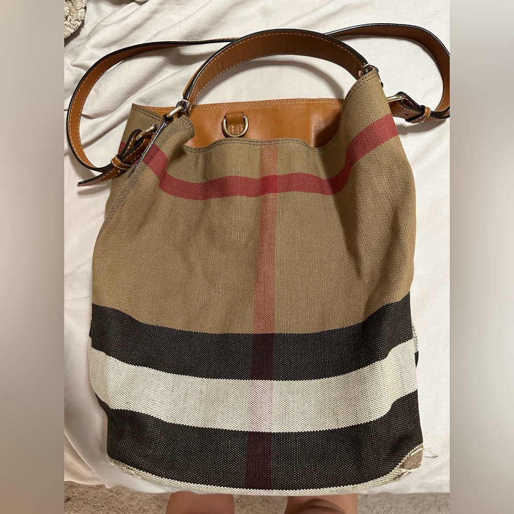 Burberry Bucket Bag comes with the pouch & strap!